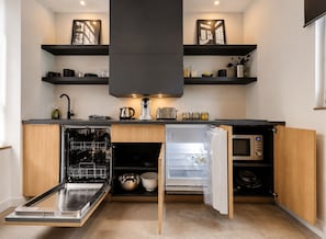 Wasserkocher mit Kaffee-/Teezubehör, Kühlschrank, Mikrowelle, Ofen