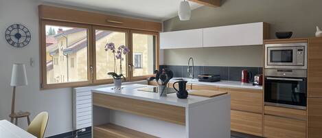 Fridge, microwave, oven, stovetop
