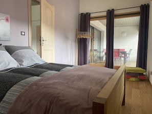 2 bedrooms, iron/ironing board, free WiFi