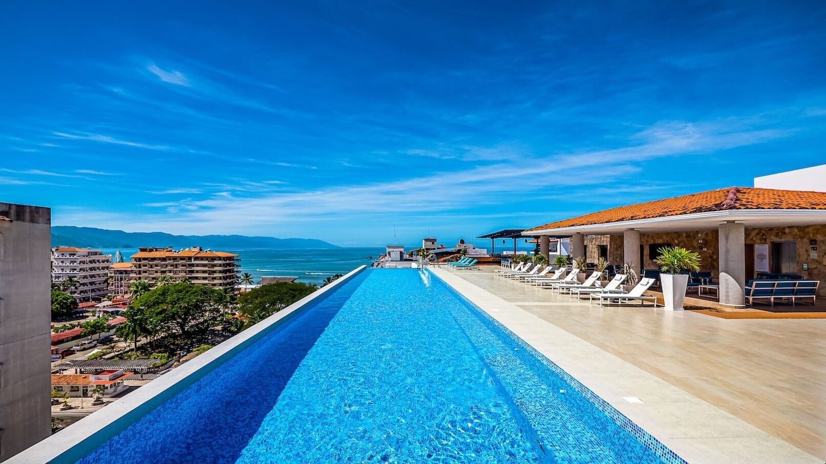 Een infinity pool, een verwarmd zwembad