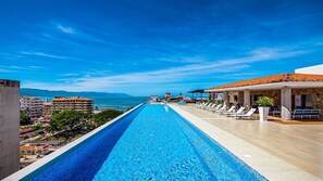 An infinity pool, a heated pool - The Park Penthouse Oceanview 1 block Malecon (Puerto Vallarta)