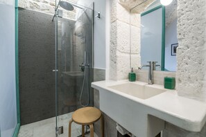 Douche, sèche-cheveux, bidet, serviettes fournies