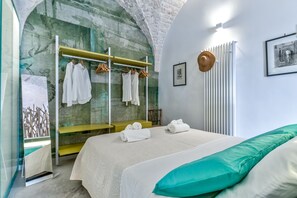 2 chambres, bureau, chambres insonorisées, fer et planche à repasser