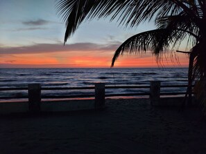 Rannalla, aurinkotuoleja