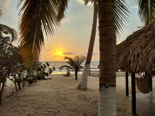 Tranquilidad/Playa semi privada/Peaceful/Semiprivate Beach.