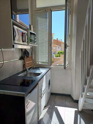 Fridge, microwave, oven, stovetop