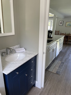 Fridge, microwave, oven, stovetop - Private/Sleeps 5/2 Bath/Fire Pit/Parking for Boat (Barnstable)