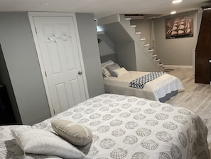 2 bedrooms, travel cot, free WiFi, bed sheets - Private/Sleeps 5/2 Bath/Fire Pit/Parking for Boat (Barnstable)