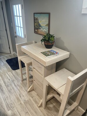 Dining - Private/Sleeps 5/2 Bath/Fire Pit/Parking for Boat (Barnstable)