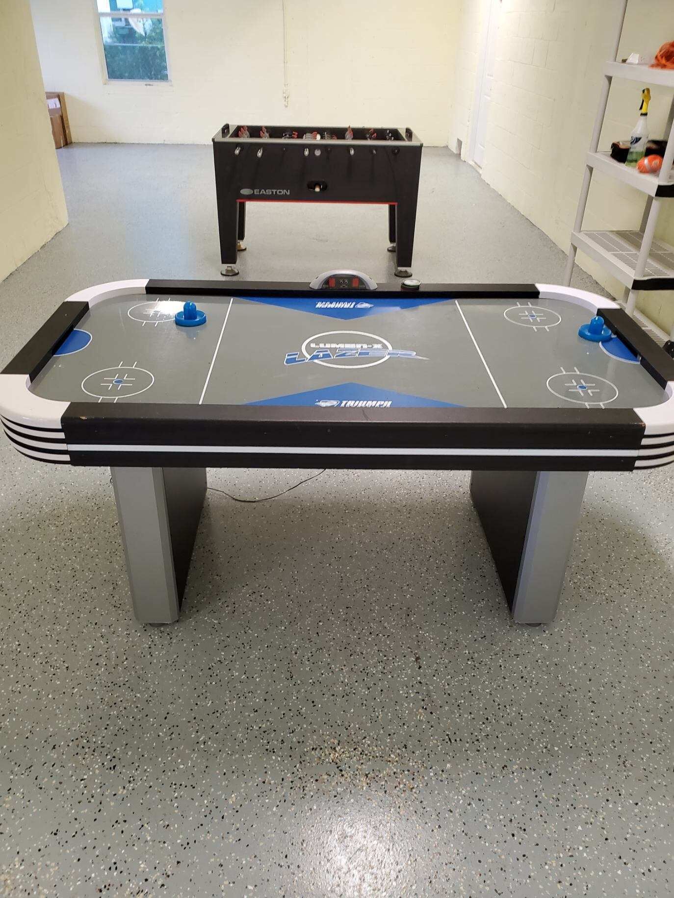 Una mesa de fútbol de mesa con el logotipo de EASTON y la palabra 'TRIUMPH' en la mesa.