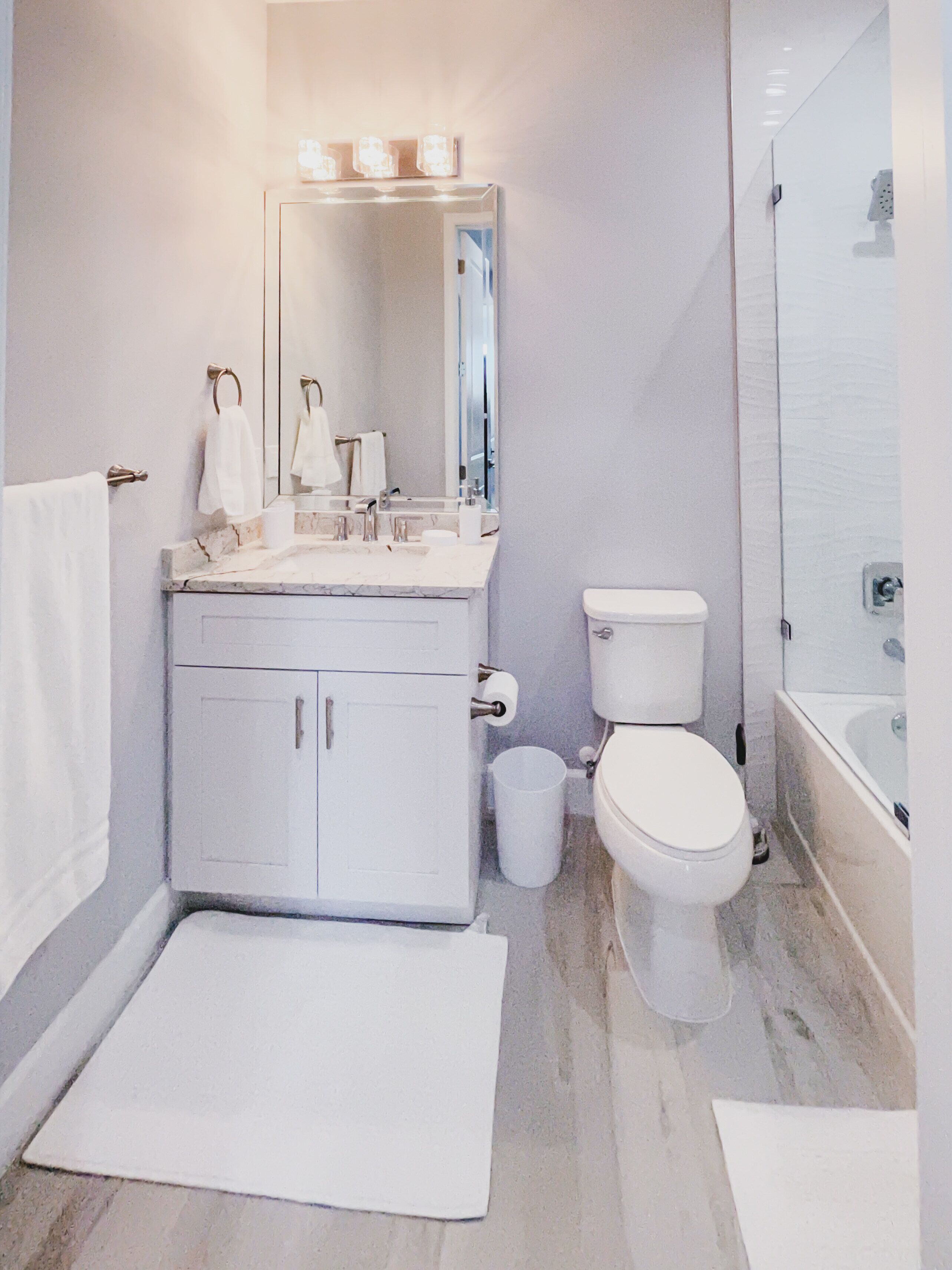 Een moderne badkamer met een wastafel, toilet en bad.