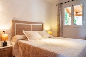 4 chambres, fer et planche à repasser, lit parapluie, Wi-Fi gratuit