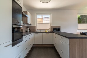 Kühlschrank, Mikrowelle, Ofen, Geschirrspüler