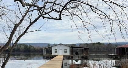 The Dogwood Cottage on Lake Guntersville