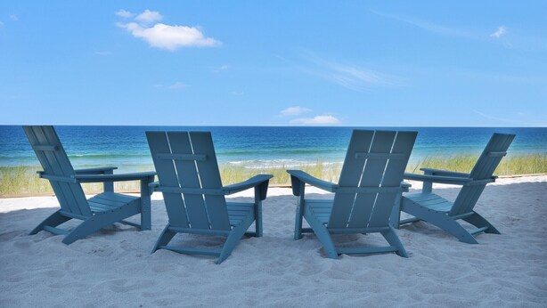 Deux fauteuils Adirondack placés face à l’océan.