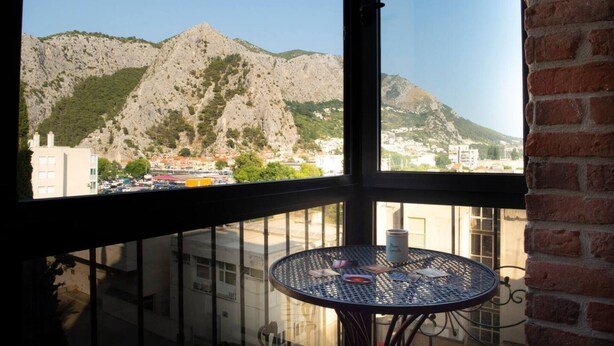 A balcony with a view of a mountainous landscape and a cityscape. - New Modern Apartment With View in Omis, Croatia (Omis)