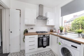 Fridge, microwave, oven, dishwasher - Layerthorpe House with parking  - sleeps 6 guests  in 3 bedrooms (York)