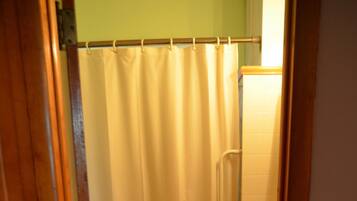 Duschwanne, Handtücher, Seife, Toilettenpapier