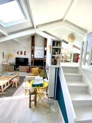 Smart TV, books, stereo, offices