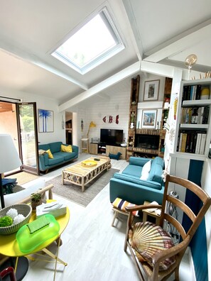 Smart TV, books, stereo, offices
