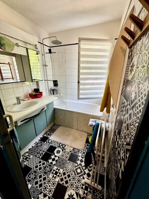 Combined shower/bathtub, hair dryer - Maison Familiale Dans Quartier Trés Calme Proche de Toutes Commodités (La Teste-de-Buch)
