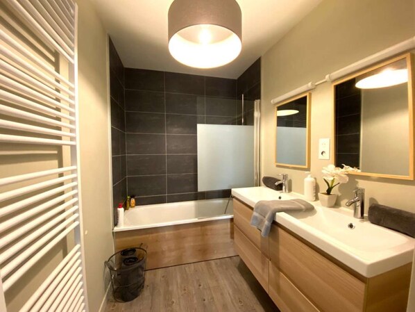Combined shower/bathtub, hair dryer, towels - Superbe F2 à Deux pas de Giverny Pour Vélo & Détente (Vernon)