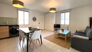 Un apartamento moderno con comedor, cocina y sala de estar.