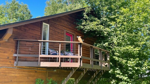 A wooden cabin with a balcony and a red door. - Relaxing Anchorage Retreat (Anchorage)