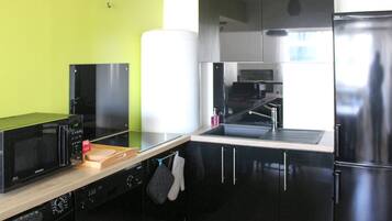 Kühlschrank, Mikrowelle, Ofen, Herdplatte