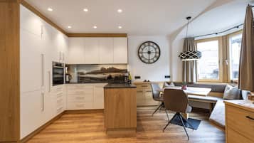 Fridge, oven, dishwasher, coffee/tea maker