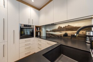 Réfrigérateur, four, lave-vaisselle, cafetière/bouilloire