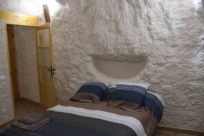 3 bedrooms, iron/ironing board, bed sheets