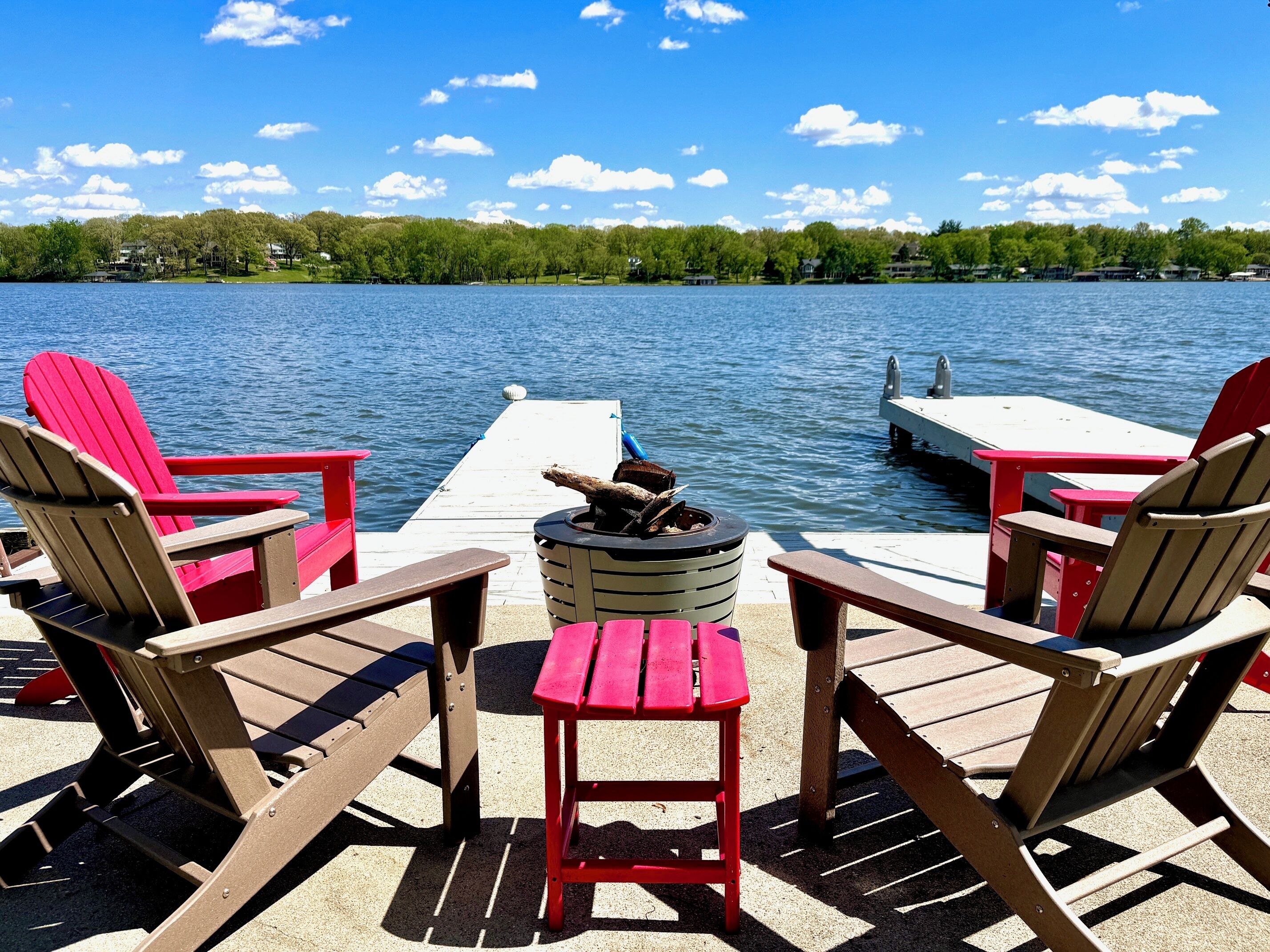 Lake front retreat-Fire-Pit, Private Dock, Kayaks, Paddleboard, Fish off dock!