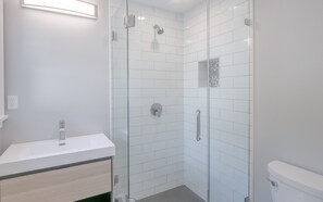 Bañera con ducha, secador de pelo, toallas, jabón
