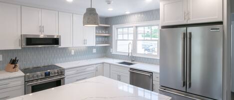 Een koelkast, een microgolfoven, een oven, een kookplaat