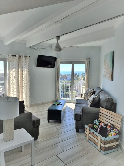 WOW!!!!, ON BEACH, 7TH FL, AMAZING BAY and FIREWORKS VIEW! SPI License 20232542