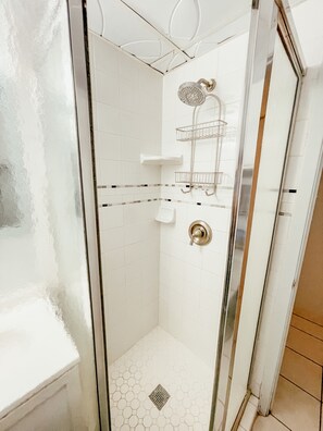 Dusche, Handtücher, Seife, Toilettenpapier