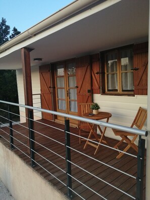 Outdoor dining - Pleasant cottage in an oak grove in Ginasservis (Ginasservis)