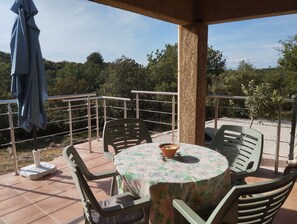 Outdoor dining - Pleasant cottage in an oak grove in Ginasservis (Ginasservis)