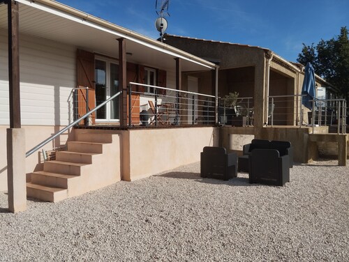 agréable gîte dans une chêneraie  à Ginasservis