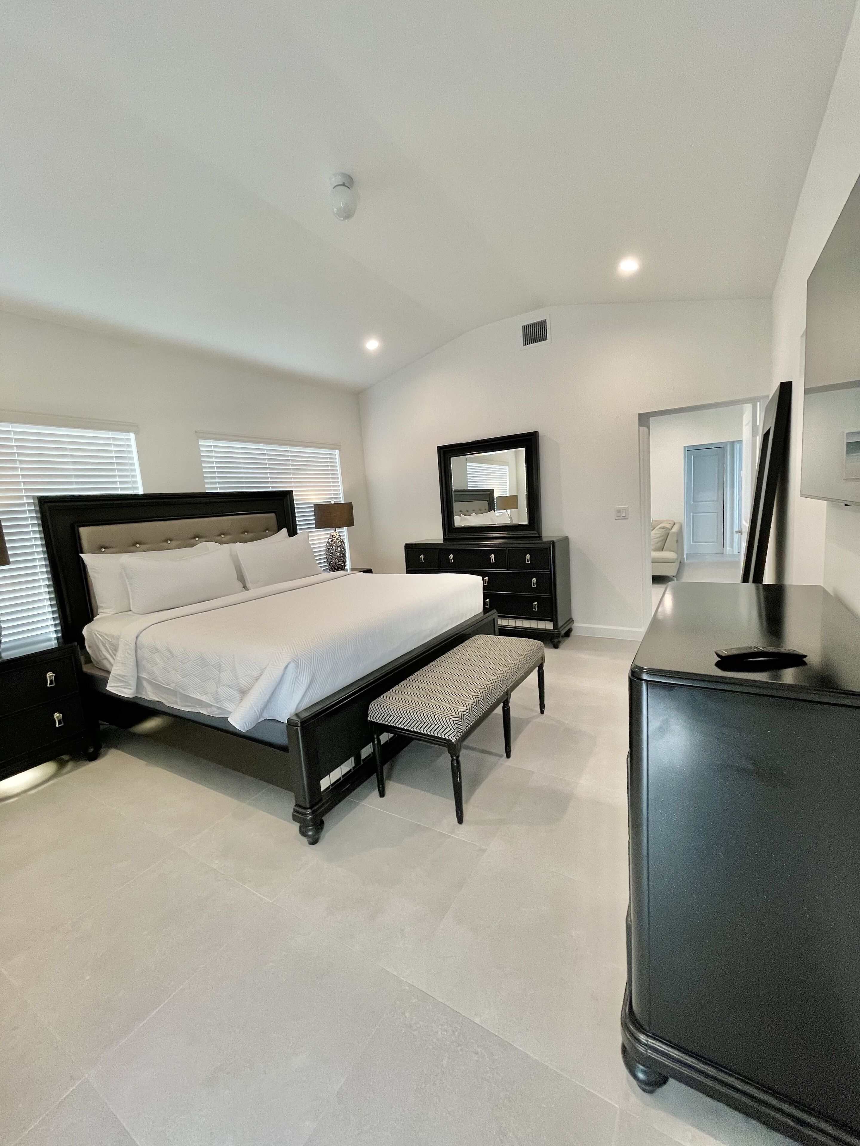 3 habitaciones, escritorio, tabla de planchar con plancha y wifi gratis 