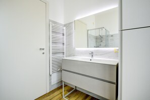 Shower, hair dryer, towels, shampoo