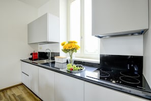 Kühlschrank, Mikrowelle, Ofen, Geschirrspüler