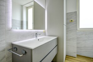 Dusche, Haartrockner, Handtücher, Shampoo