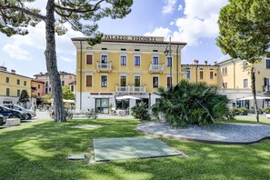 A building named "Palazzo Visconti" with a yellow facade, multiple windows, and balconies. - Desenzanoloft Palazzo Visconti - Garda Chiaretto (Desenzano del Garda)