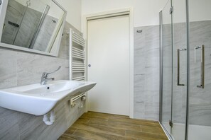 Shower, hair dryer, towels, shampoo - Desenzanoloft Palazzo Visconti - Garda Chiaretto (Desenzano del Garda)