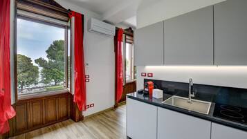 Kühlschrank, Mikrowelle, Ofen, Geschirrspüler