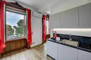 Kühlschrank, Mikrowelle, Ofen, Geschirrspüler