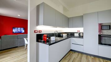 Kühlschrank, Mikrowelle, Ofen, Geschirrspüler