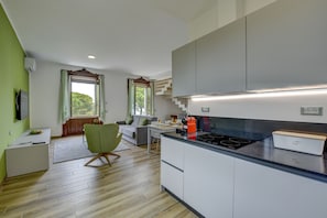 Kühlschrank, Mikrowelle, Ofen, Geschirrspüler